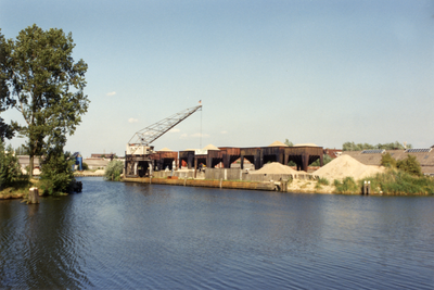 832761 Gezicht op de Veilinghaven te Utrecht, vanaf het Merwedekanaal, met de silo's van zand- en grindhandel Van ...